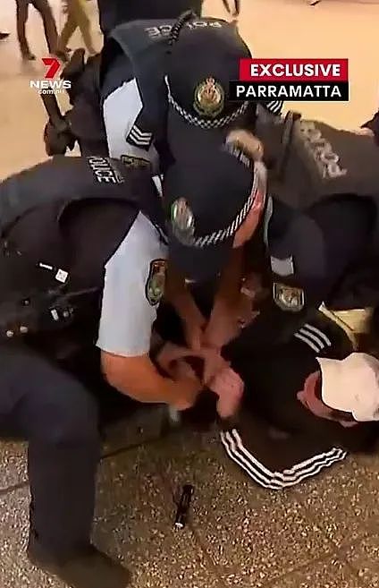 恐怖!悉尼城铁站惊现持刀男子,通勤者被吓坏,多名警员合力将其制服(组图) - 3
