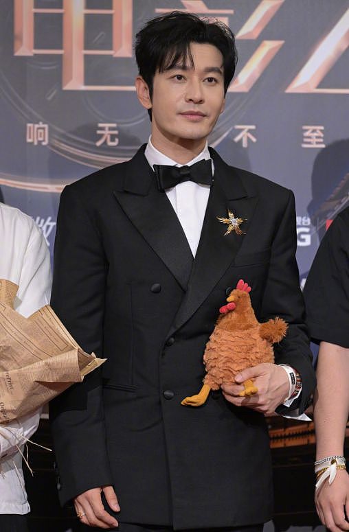 电影之夜红毯尴尬瞬间：主持人嘴瓢，黄晓明抱鸡亮相，众星被绊倒（组图） - 8