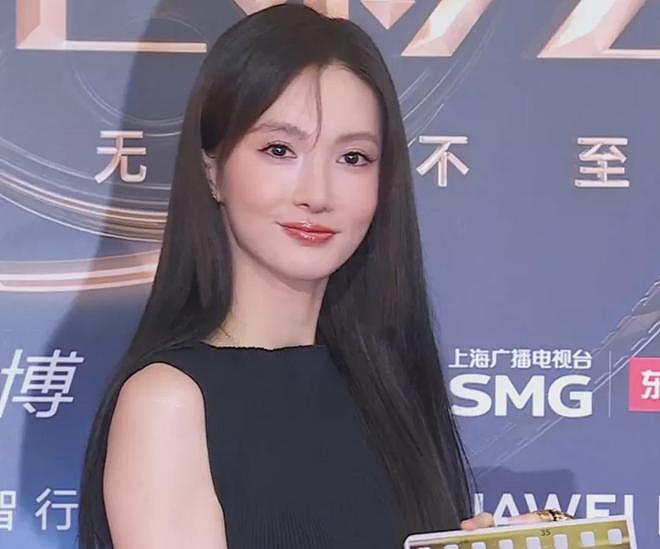 电影之夜红毯尴尬瞬间：主持人嘴瓢，黄晓明抱鸡亮相，众星被绊倒（组图） - 15