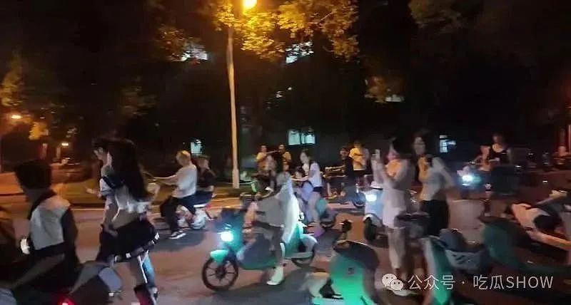 湖北高校内黑丝短裙妹和富哥四处亲密,全校学生疯狂跟拍到底有什么好看的?(视频/组图) - 5