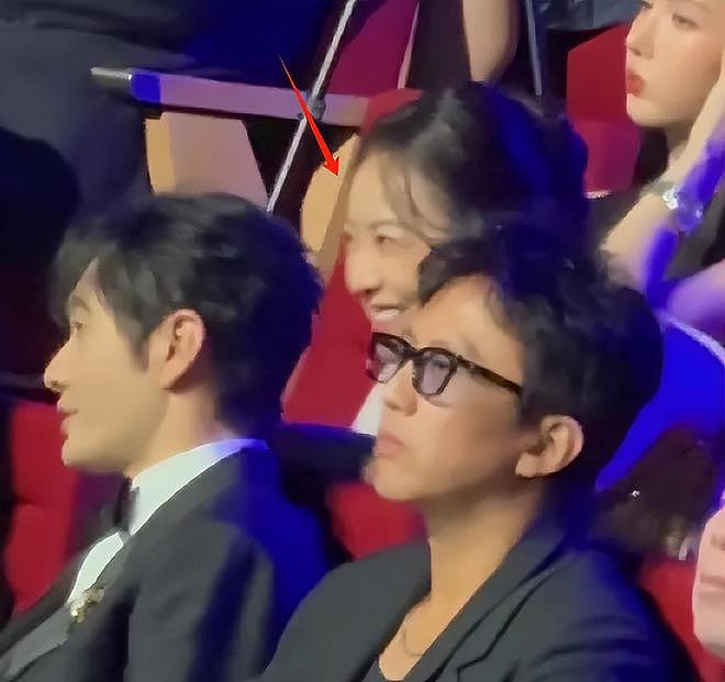 电影之夜台下直拍：邓超黄晓明同坐无交流，佟丽娅忙着玩手机（组图） - 12