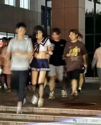 湖北高校内黑丝短裙妹和富哥四处亲密,全校学生疯狂跟拍到底有什么好看的?(视频/组图) - 4
