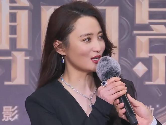 电影之夜红毯尴尬瞬间：主持人嘴瓢，黄晓明抱鸡亮相，众星被绊倒（组图） - 22