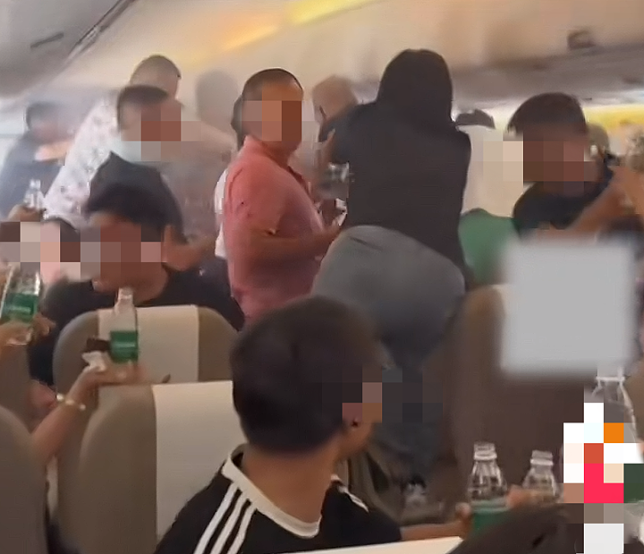 惊魂一刻！一航班飞行中充电宝突然冒烟，机舱烟雾弥漫，乘客“极限接力”搬矿泉水扑救（视频/组图） - 1