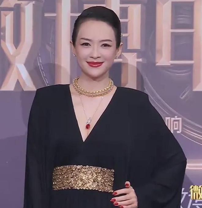 电影之夜红毯尴尬瞬间：主持人嘴瓢，黄晓明抱鸡亮相，众星被绊倒（组图） - 4