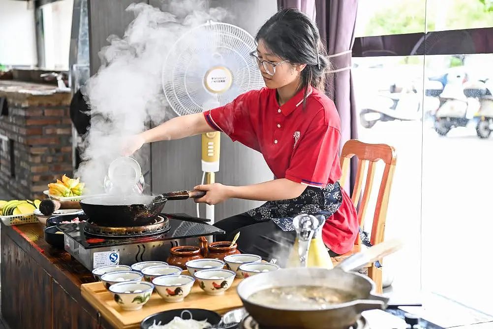 全网追的“扁担女孩”找了份时薪12元的暑假工，想赚钱带家人看外面的风景（组图） - 5