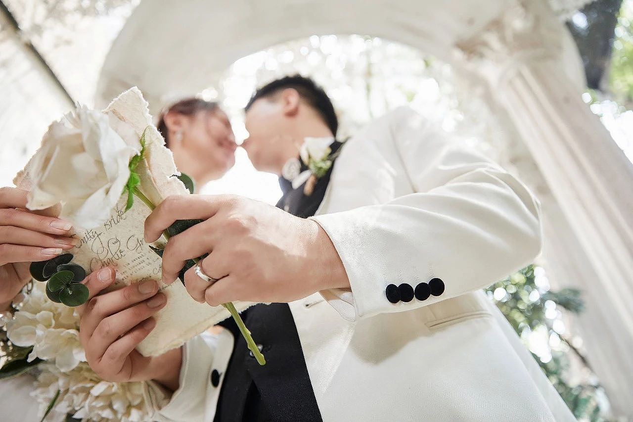 只办婚礼不领证，年轻人开始一种很新的“婚姻”（组图） - 1