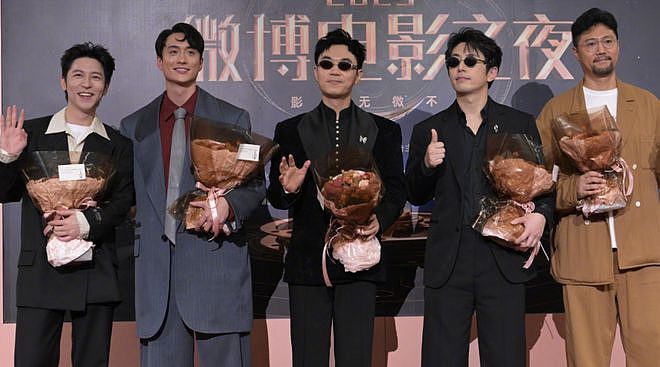 电影之夜红毯尴尬瞬间：主持人嘴瓢，黄晓明抱鸡亮相，众星被绊倒（组图） - 10