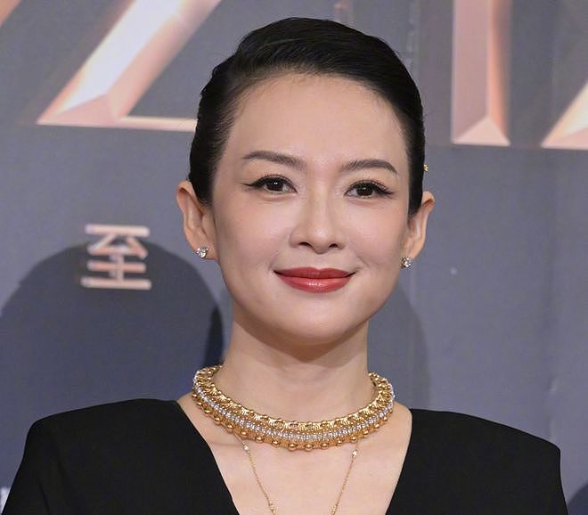 电影之夜红毯尴尬瞬间：主持人嘴瓢，黄晓明抱鸡亮相，众星被绊倒（组图） - 1
