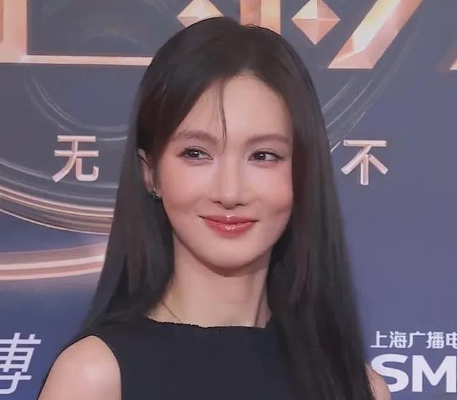 电影之夜红毯尴尬瞬间：主持人嘴瓢，黄晓明抱鸡亮相，众星被绊倒（组图） - 2
