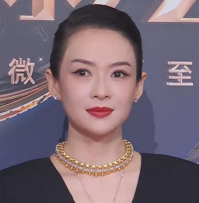 电影之夜红毯尴尬瞬间：主持人嘴瓢，黄晓明抱鸡亮相，众星被绊倒（组图） - 5