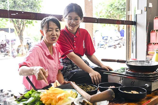 女生高考后挑行李回家火了:找到一份时薪12元暑期工(组图) - 3