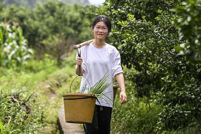 女生高考后挑行李回家火了:找到一份时薪12元暑期工(组图) - 4