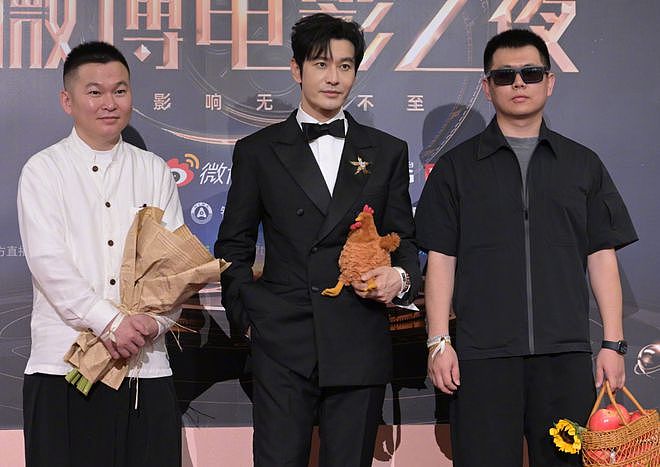 电影之夜红毯尴尬瞬间：主持人嘴瓢，黄晓明抱鸡亮相，众星被绊倒（组图） - 7