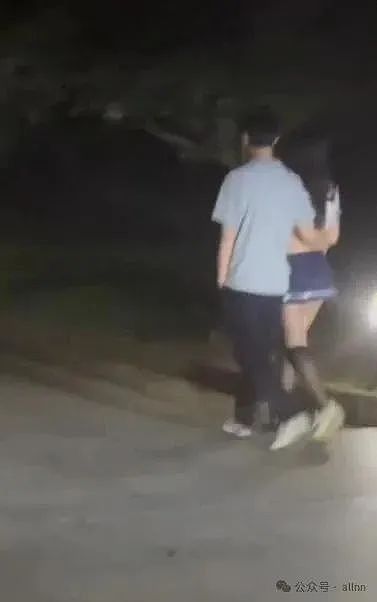 湖北高校内黑丝短裙妹和富哥四处亲密,全校学生疯狂跟拍到底有什么好看的?(视频/组图) - 2