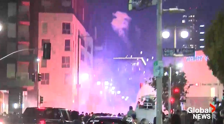 “不要国王!” 全美近2000城周末大游行,数百万人上街硬刚特朗普“生日阅兵”(组图) - 8