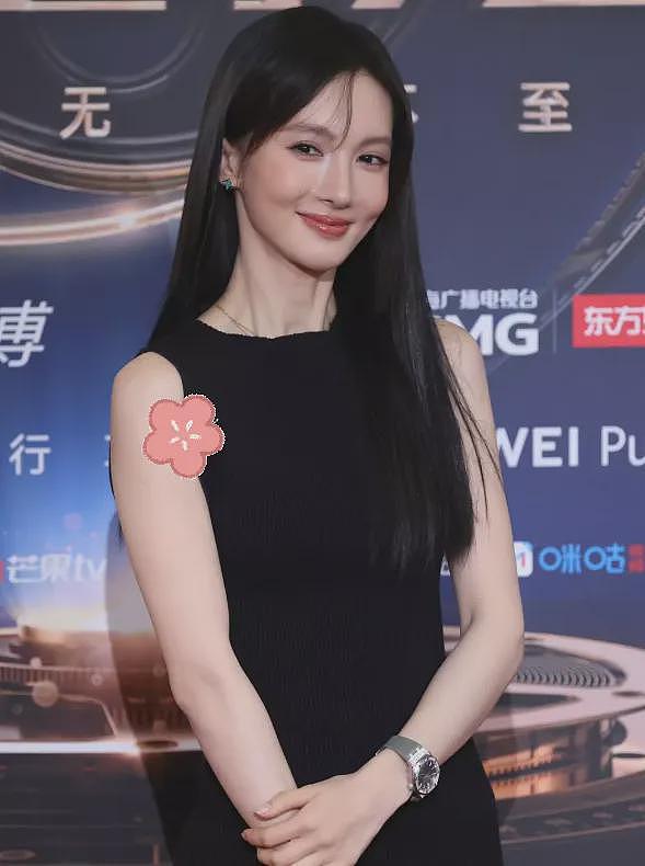 电影之夜红毯尴尬瞬间：主持人嘴瓢，黄晓明抱鸡亮相，众星被绊倒（组图） - 12