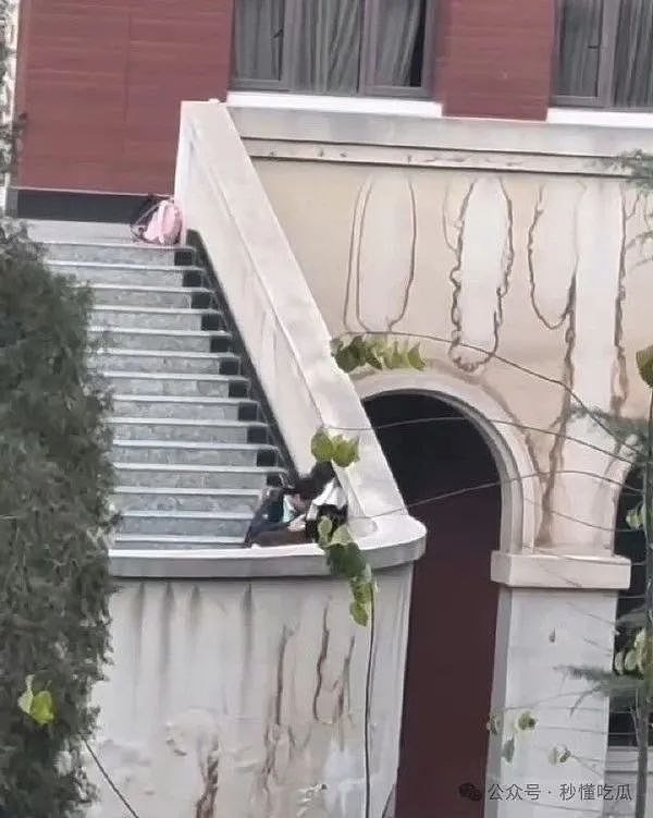 湖北高校内黑丝短裙妹和富哥四处亲密,全校学生疯狂跟拍到底有什么好看的?(视频/组图) - 8