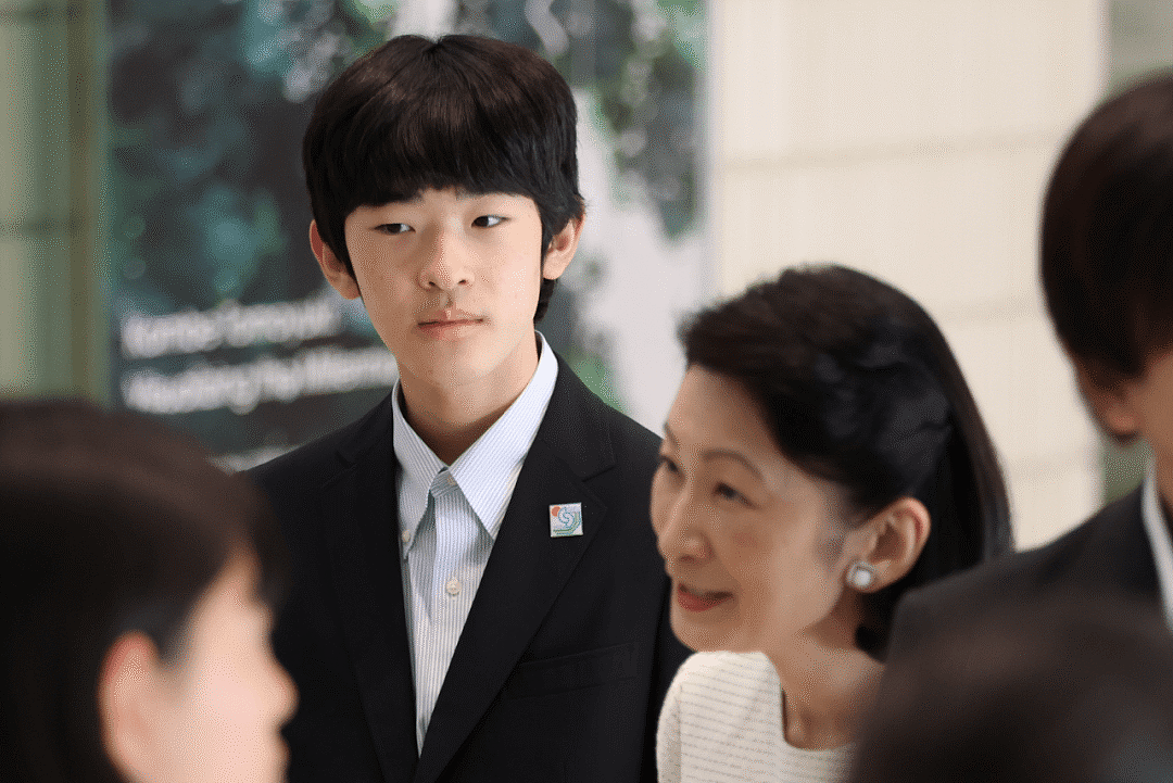 日本未来天皇与亲妈纪子妃公开闹翻?不爽她劈头盖脸骂下属,当众甩脸子怼得她哑口无言?(组图) - 5