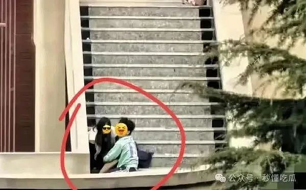 湖北高校内黑丝短裙妹和富哥四处亲密,全校学生疯狂跟拍到底有什么好看的?(视频/组图) - 10