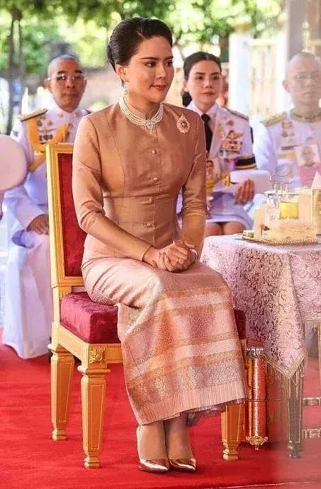 王室大戏！72岁泰王疯狂宠幸小38岁侍女，新一轮宫斗节奏？（组图） - 6