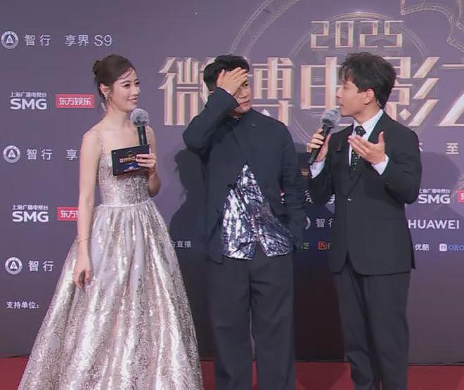 电影之夜红毯尴尬瞬间：主持人嘴瓢，黄晓明抱鸡亮相，众星被绊倒（组图） - 19