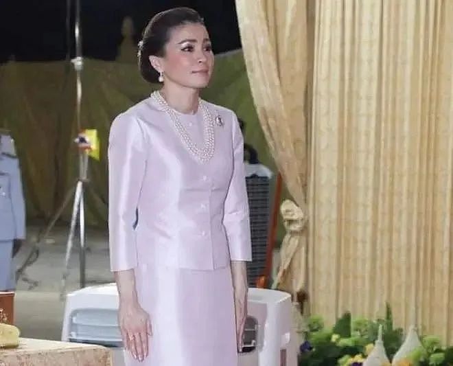 王室大戏！72岁泰王疯狂宠幸小38岁侍女，新一轮宫斗节奏？（组图） - 10