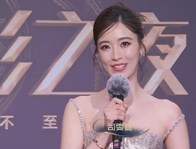 电影之夜红毯尴尬瞬间：主持人嘴瓢，黄晓明抱鸡亮相，众星被绊倒（组图） - 16