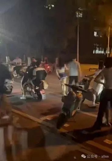 湖北高校内黑丝短裙妹和富哥四处亲密,全校学生疯狂跟拍到底有什么好看的?(视频/组图) - 11