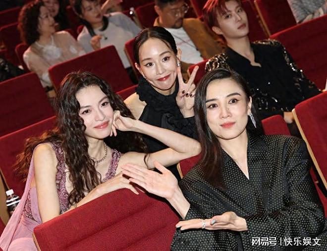 邓超黄晓明同坐无交流，佟丽娅忙着玩手机，私人关系一下就出来了（组图） - 1