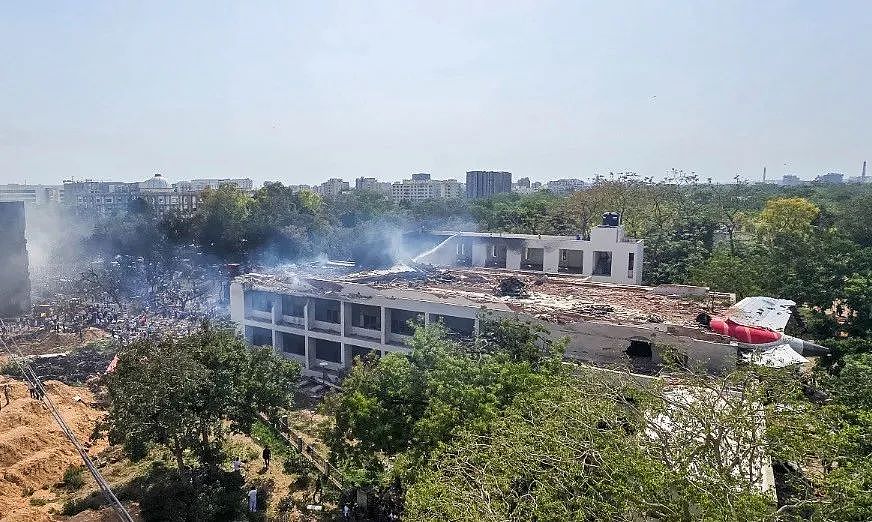 印度坠机生还奇迹:坐紧急出口旁,坠机瞬间跳机逃生?简直神....(组图) - 13