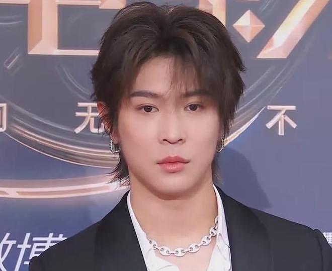电影之夜红毯尴尬瞬间：主持人嘴瓢，黄晓明抱鸡亮相，众星被绊倒（组图） - 30