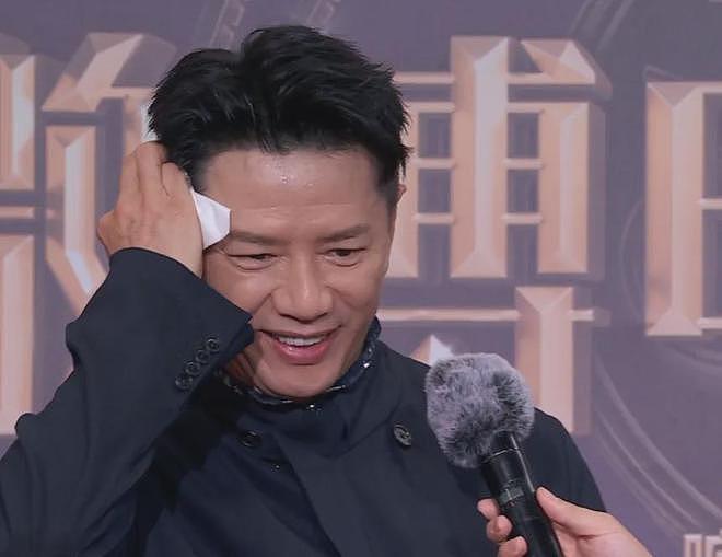 电影之夜红毯尴尬瞬间：主持人嘴瓢，黄晓明抱鸡亮相，众星被绊倒（组图） - 20