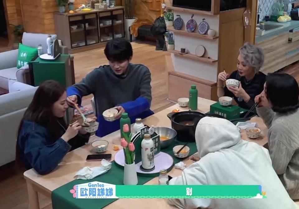 朱丹重男轻女惹争议!让弟弟吃鸡腿惹怒网友,节目组都不敢放正片(组图) - 11