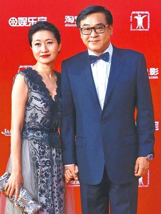 尔冬升女友晒全家福被骂！破防删评惹群嘲，一家三口同框像三代人（组图） - 12
