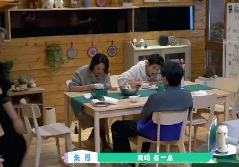 朱丹重男轻女惹争议!让弟弟吃鸡腿惹怒网友,节目组都不敢放正片(组图) - 13
