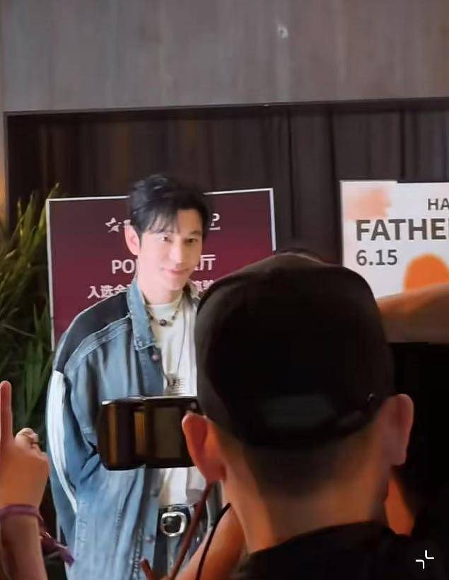 汪小菲带妻子参加活动，王中磊当面搂马筱梅的腰（组图） - 2