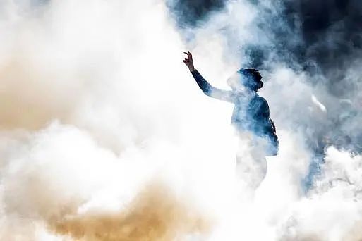 特朗普生日阅兵：防弹玻璃比人高， 隔着玻璃向士兵敬礼！全美数十万人抗议，民主党议员抨击（组图） - 4