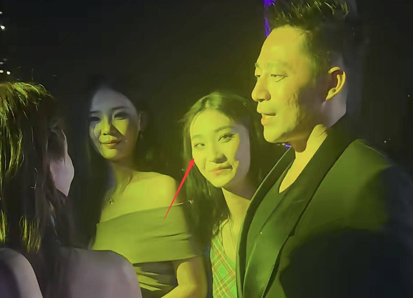 汪小菲带妻子参加活动，王中磊当面搂马筱梅的腰（组图） - 9