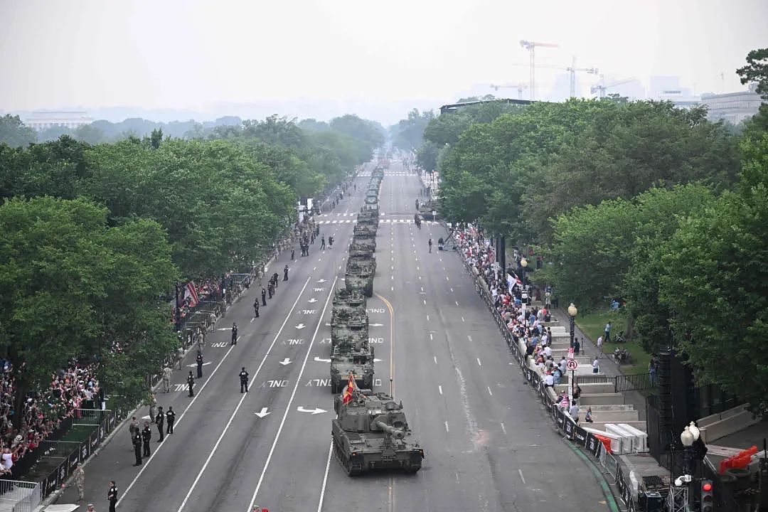 特朗普生日阅兵:防弹玻璃比人高, 隔着玻璃向士兵敬礼!全美数十万人抗议,民主党议员抨击(组图) - 2