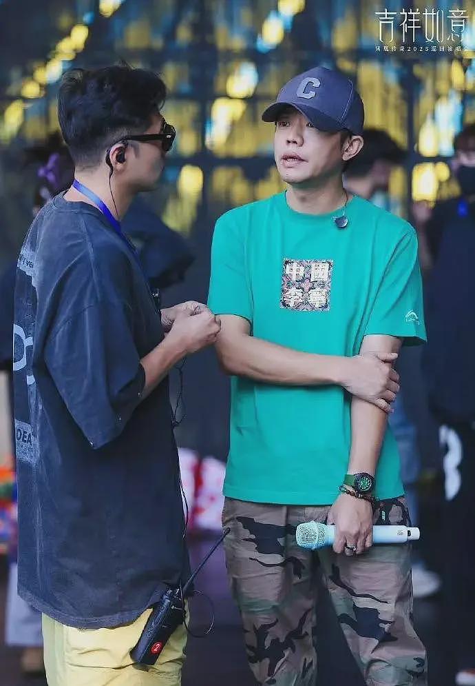 灾难级公关!凤凰传奇曾毅回应手表图案低俗,曾自爆打女工作人员(组图) - 2