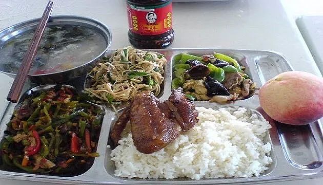 日本小学生营养午餐只有一块鸡块引家长暴怒！网友：比监狱里吃的都差！（组图） - 8