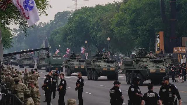 特朗普生日当天举行大型阅兵,美国爆发大规模“无国王日”示威(组图) - 3