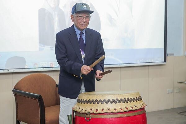 诗人郑愁予逝世享年94岁！“我达达的马蹄是美丽的错误”成经典（组图） - 2