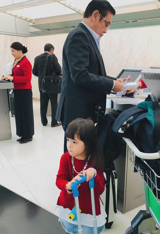 尔冬升女友晒全家福被骂！破防删评惹群嘲，一家三口同框像三代人（组图） - 4