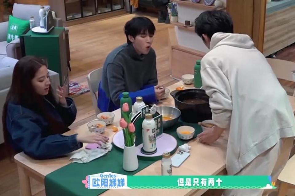 朱丹重男轻女惹争议!让弟弟吃鸡腿惹怒网友,节目组都不敢放正片(组图) - 9