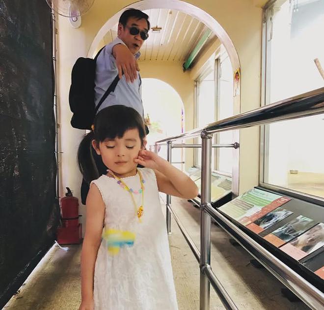 尔冬升女友晒全家福被骂！破防删评惹群嘲，一家三口同框像三代人（组图） - 1