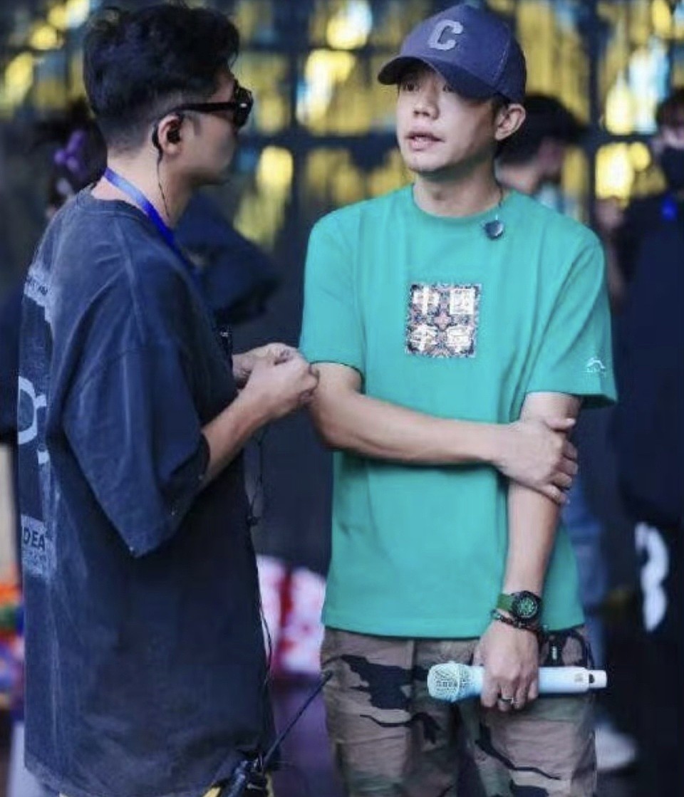 公开戴不雅手表是否涉传播淫秽物品?曾毅不雅手表事件引发“表”情包大战(组图) - 2