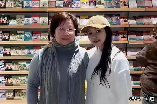 57岁伊能静英国街头素颜被偶遇！网友误认老奶奶，真实模样引热议（组图） - 1