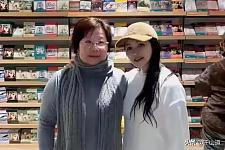 57岁伊能静英国街头素颜被偶遇！网友误认老奶奶，真实模样引热议（组图）